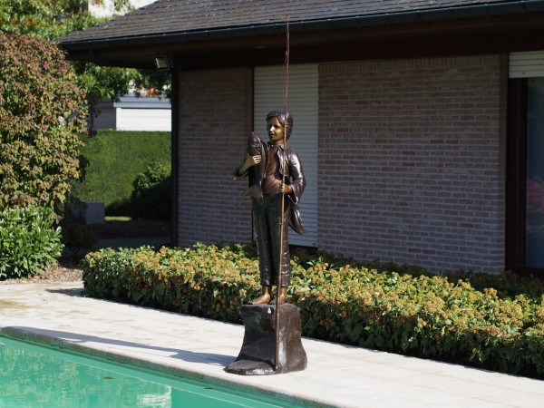 Fischender Junge 45 x 60 x 230 cm aus Bronze