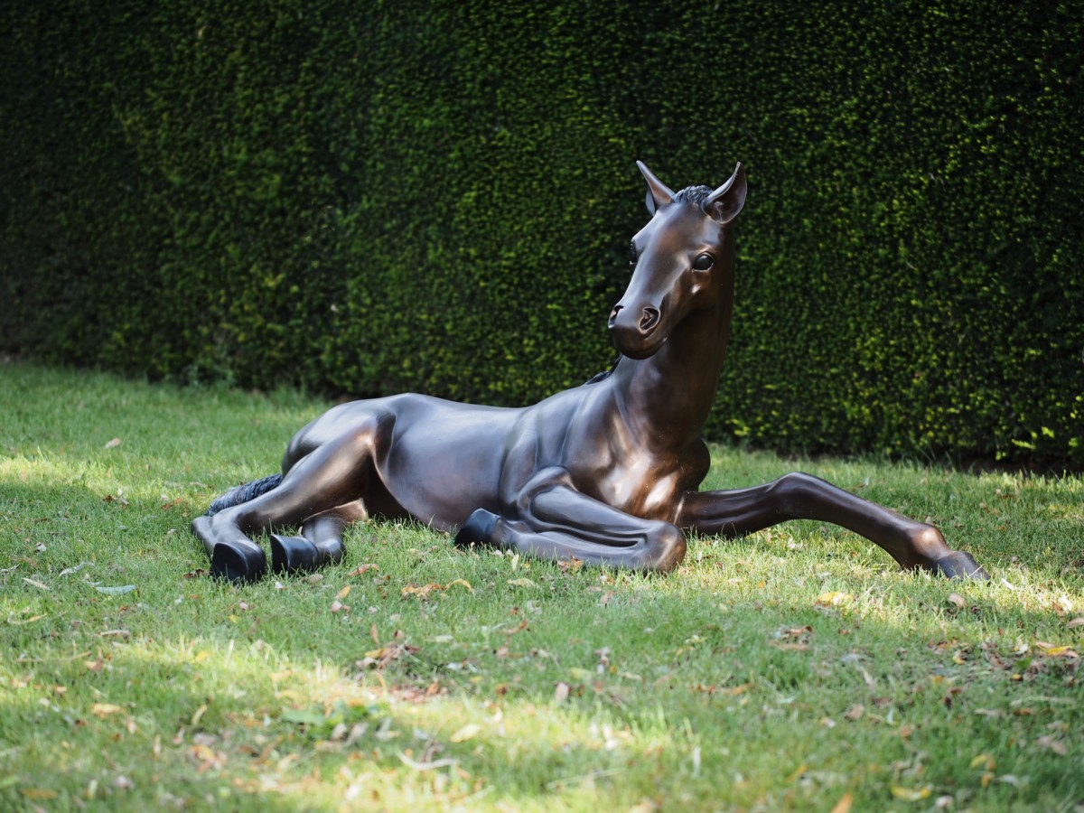 Liegendes Pferd als Bronzefigur 185 cm