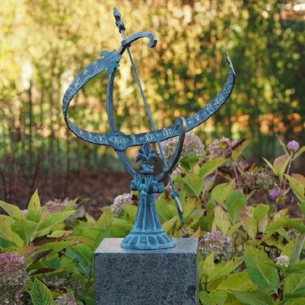 Alia Sonnenuhr - Bronze patiniert 45x50x60cm