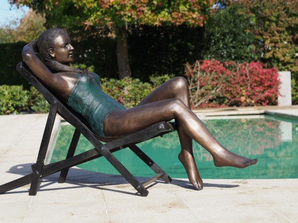 Sonnende Dame im Badeanzug 217cm cm aus Bronze