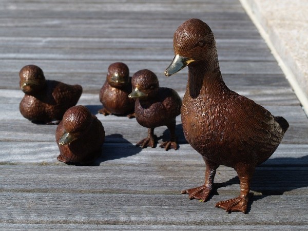 Entenfamilie - Ente (10 x 16 x 19 cm) mit 4 Entenkücken als Bronzefiguren