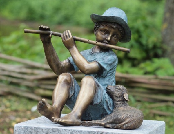 Junge Elias spielt Querflöte als Wasserspeier Bronzeskulptur 38x43x36cm