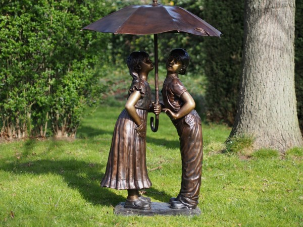 Junge und Mädchen unterm Regenschirm 138 cm aus Bronze