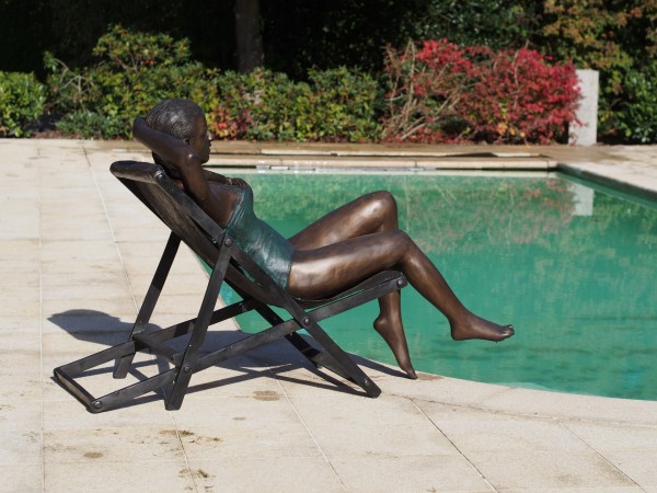 Sonnende Dame im Badeanzug 217cm cm aus Bronze
