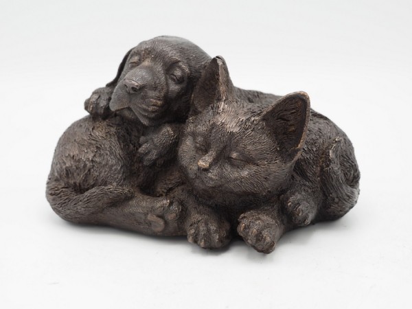Katze und Hund an einander gekuschelt aus Bronze