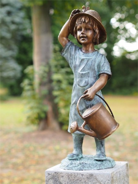 Mädchen Janna mit Gießkanne als Wasserspeier Bronzeskulptur
