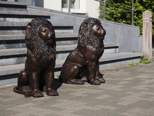 Zwei Sitzende Löwen Bronzefiguren