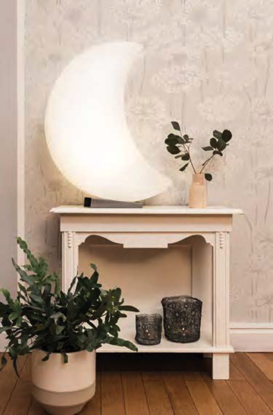 shinning-moon-halbmond-lampe-8-seasons-design-stimmungsbild.jpg