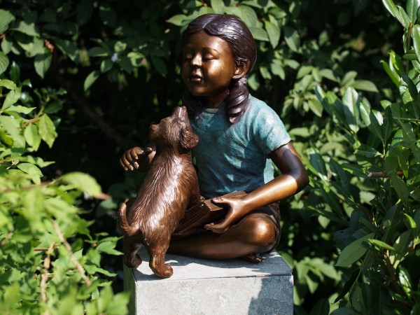Sitzendes Mädchen spielt mit Hund als Bronzefigur 48 cm