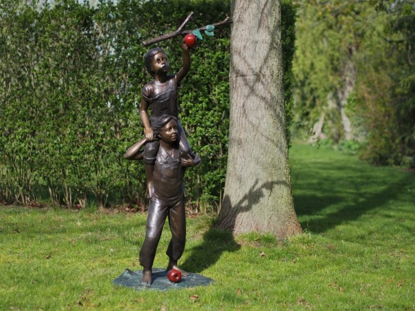 Junge und Mädchen pfücken Äpfel 170 cm aus Bronze