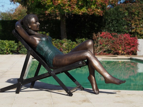 Sonnende Dame im Badeanzug 217cm cm aus Bronze