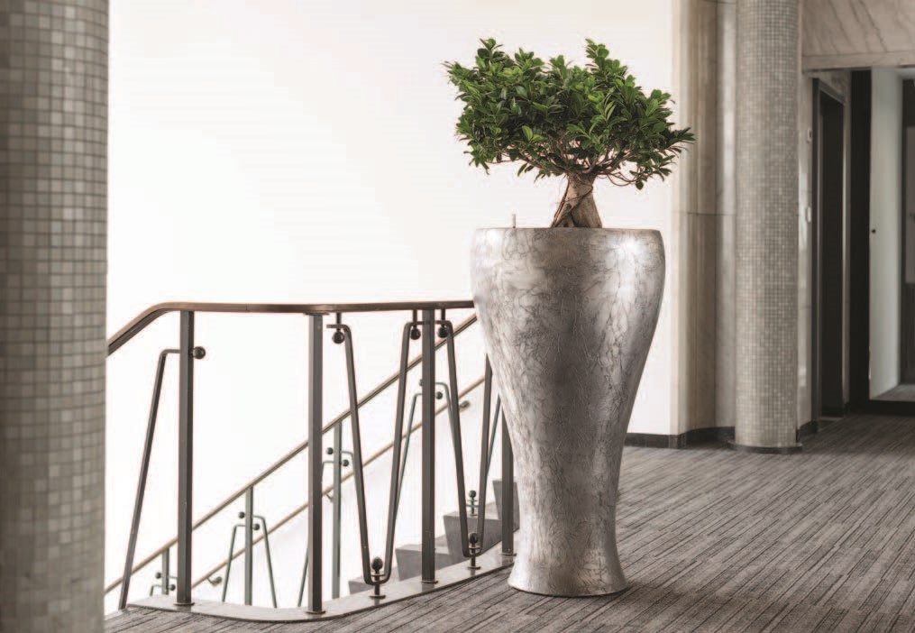 Jago-cavaleiro-planter-fiberglas-pflanzvase-stimmungsbild