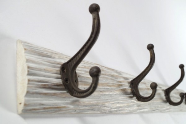 Hakenleiste aus Holz und Metall