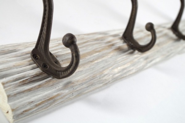 Hakenleiste aus Holz und Metall