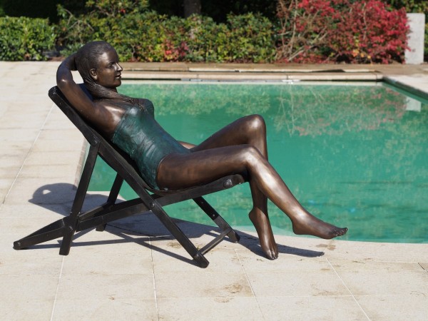 Sonnende Dame im Badeanzug 217cm cm aus Bronze