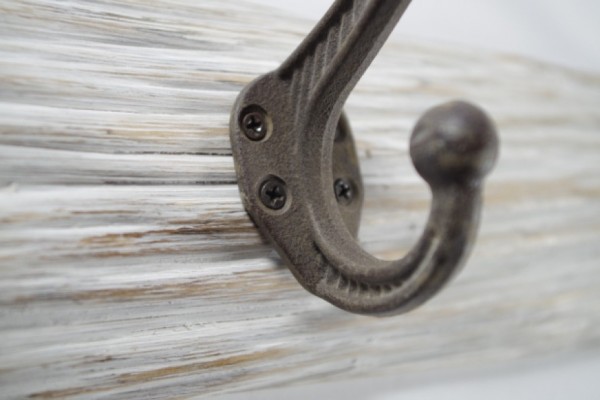 Hakenleiste aus Holz und Metall