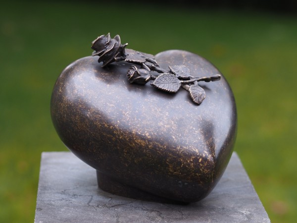 Bronze Herz Urne mit Rose 18 x 21 x 22 cm