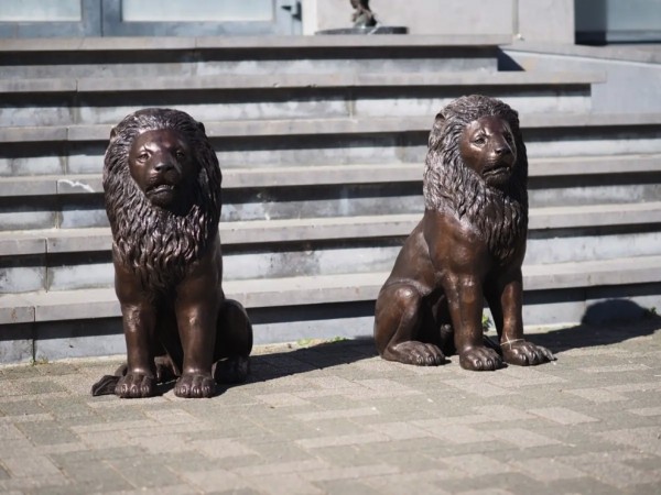 Zwei Sitzende Löwen Bronzefiguren