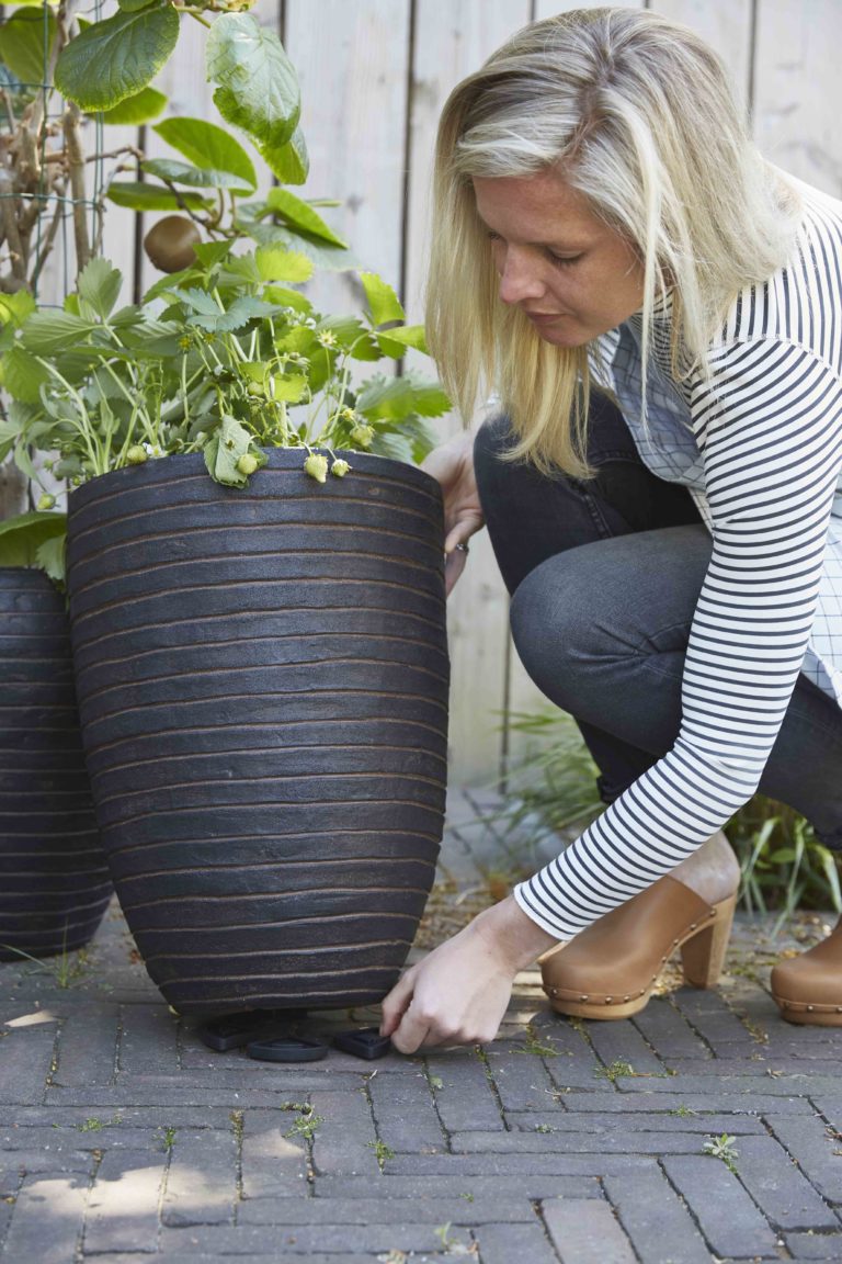 https://www.terrapalme.de/media/image/capi/Capi-Pot-pads-Stellfuesse-outdoor-Stimmungsbild.jpg