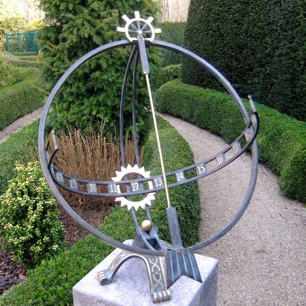 Koos Sonnenuhr aus patinierten Messing 52 cm