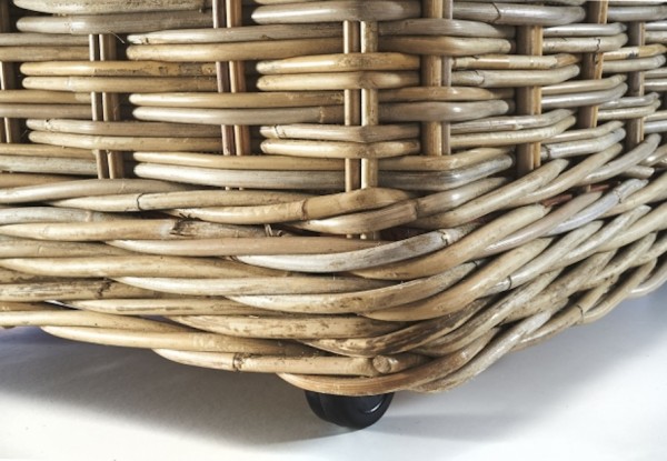 Rattan Kaminholzkorb mit Leinenfutter und stabilen Rollen