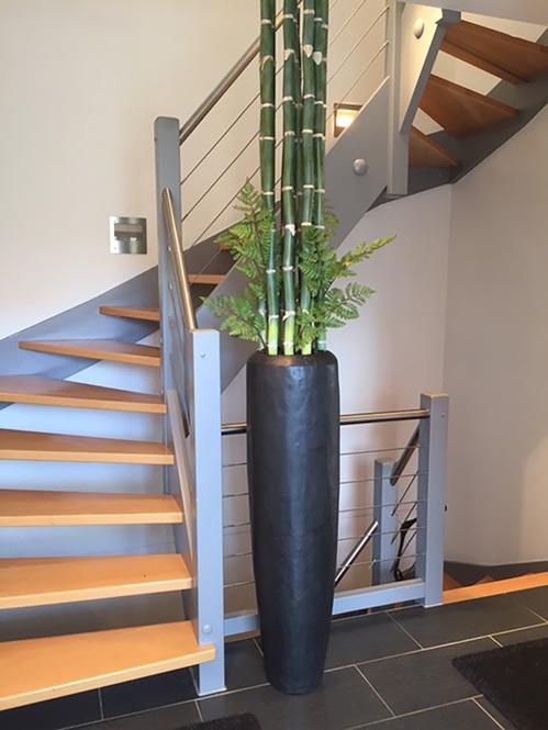 https://www.terrapalme.de/media/image/fleurami/Loft-Black-Iron-Verbundkunststoff-Pflanzvase-Stimmungsbild2.jpg