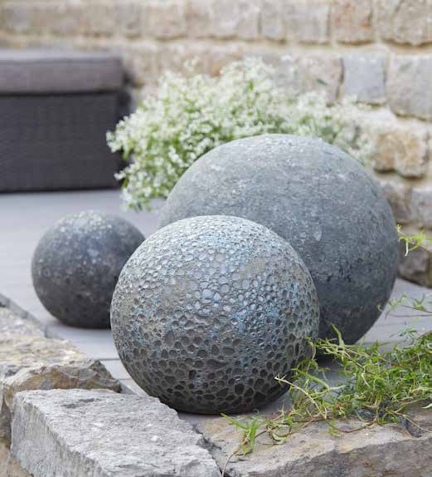 https://www.terrapalme.de/media/image/kl/Gartenkugel-Polystone-Sandblasted-Stimmungsbild.jpg