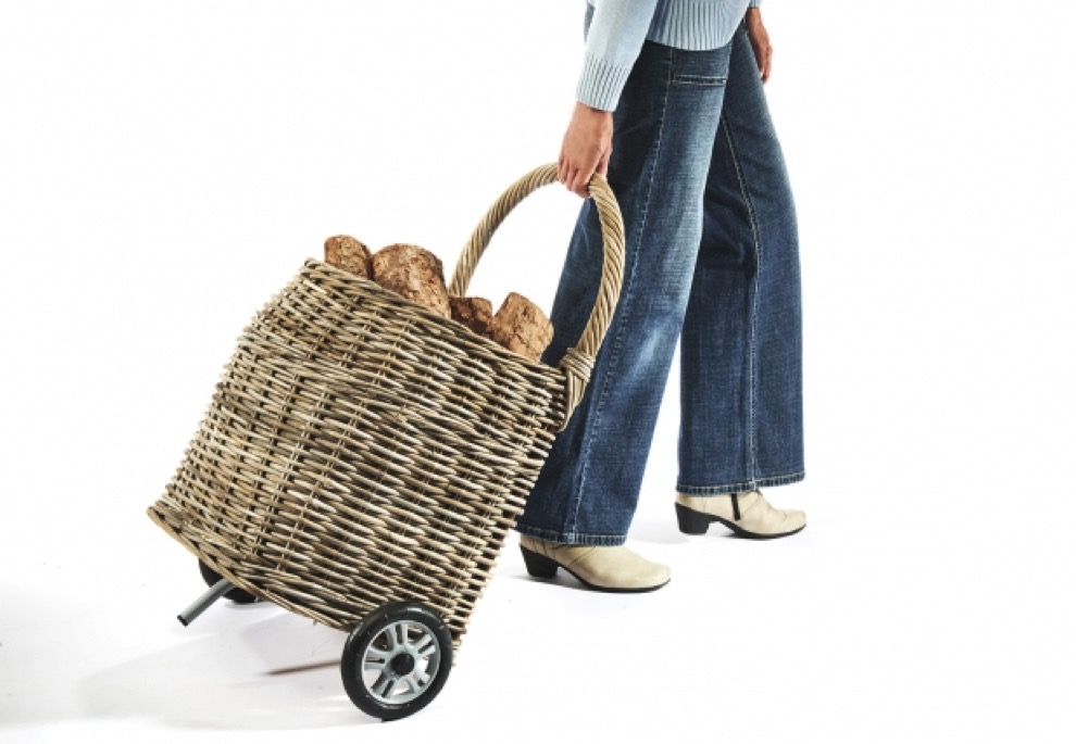 https://www.terrapalme.de/media/image/locker/Rollen-Holzwagen-Kubugrey-Rattan-Stimmungsbild.jpeg