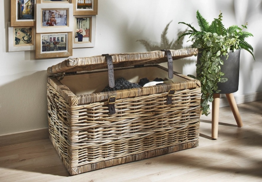 https://www.terrapalme.de/media/image/locker/Suedsee-Sitztruhe-Rattan-Kubugrau-Stimmungsbild-1.jpeg