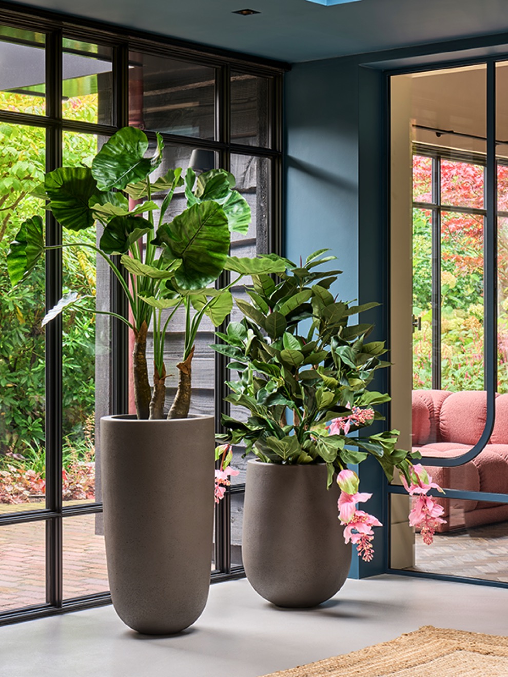 https://www.terrapalme.de/media/image/nk/Seren-Bay-Deep-Mocha-Polystone-Pflanzvase-Stimmungsbild-1.jpeg