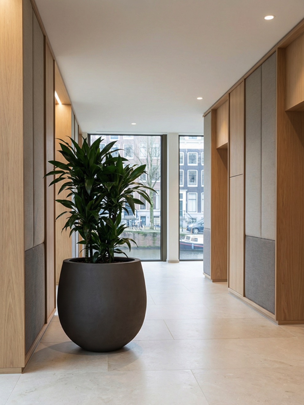 https://www.terrapalme.de/media/image/nk/Seren-Bubble-DeepMocha-Polystone-Pflanzkuebel-Stimmungsbild-3.jpeg