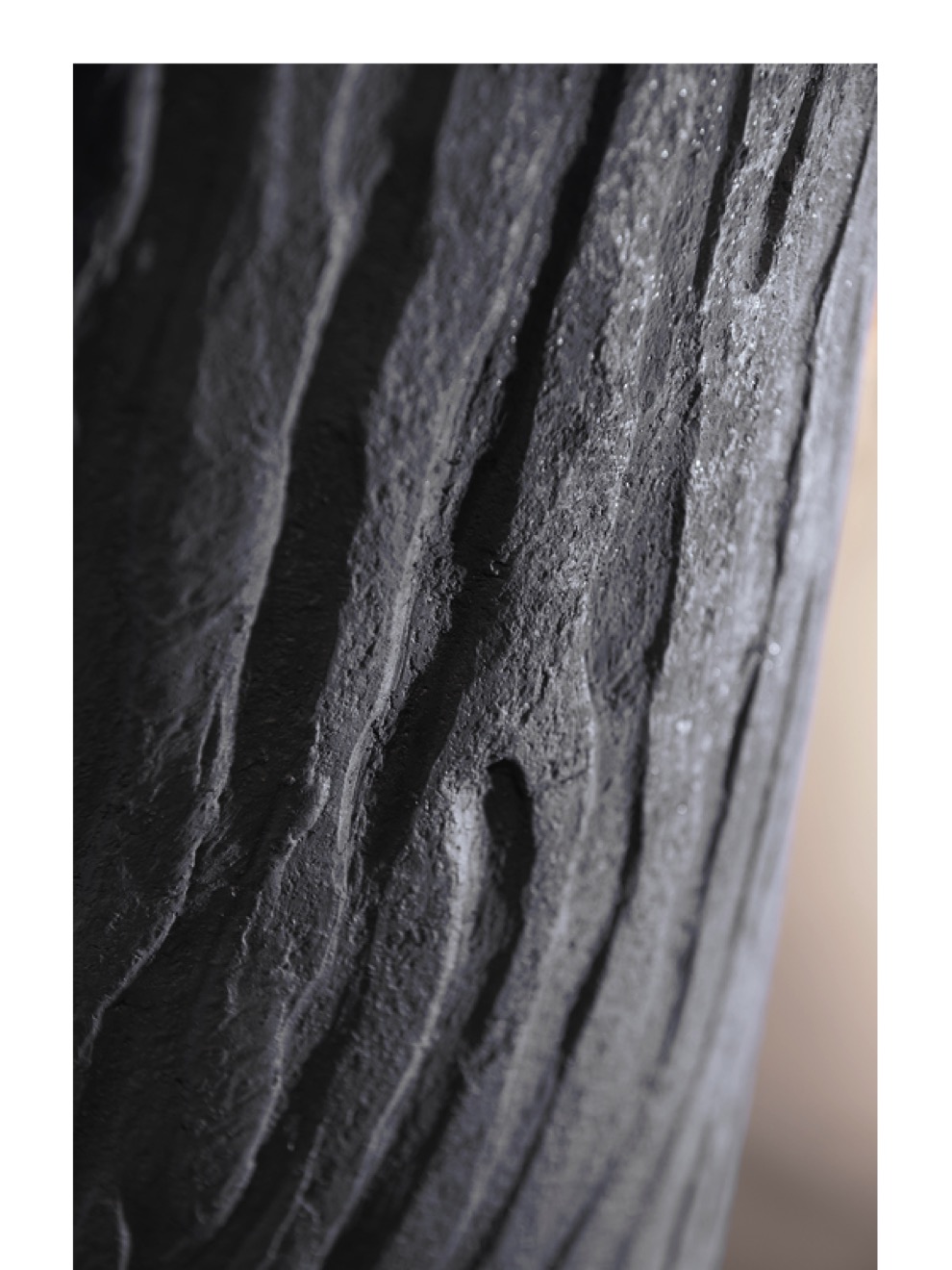 https://www.terrapalme.de/media/image/stimmungsbild/Pattern-Pflanzvase-EmberBlack-Detailbild.jpeg