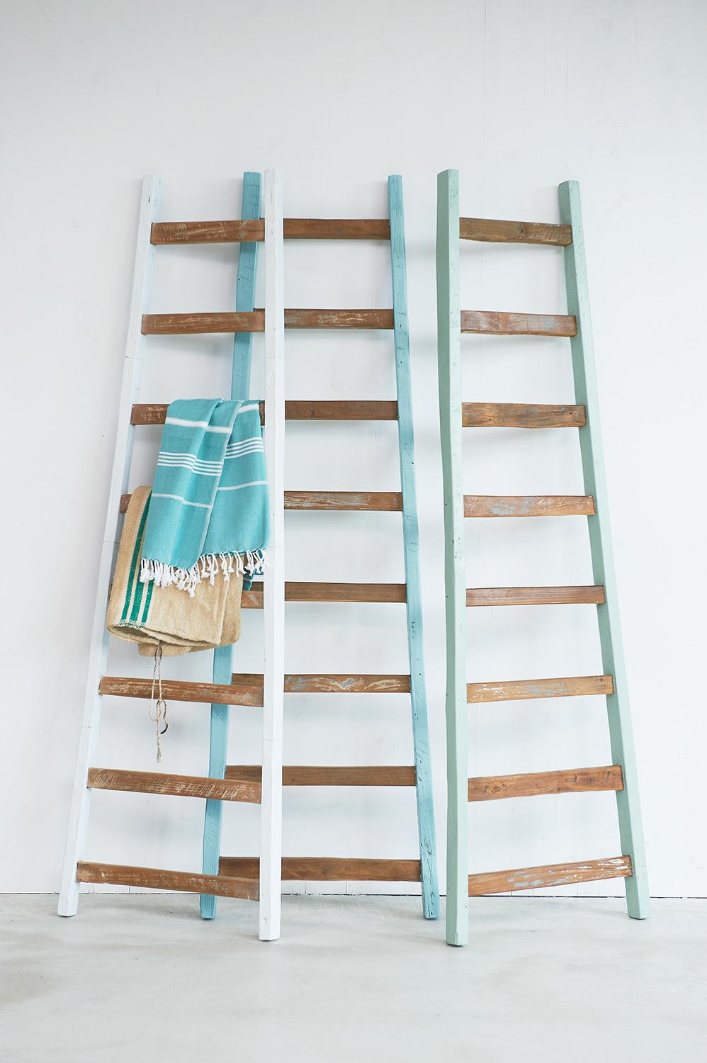 Solo Dekoleiter aus recyceltem Teakholz mit weiß lackierten Wangen